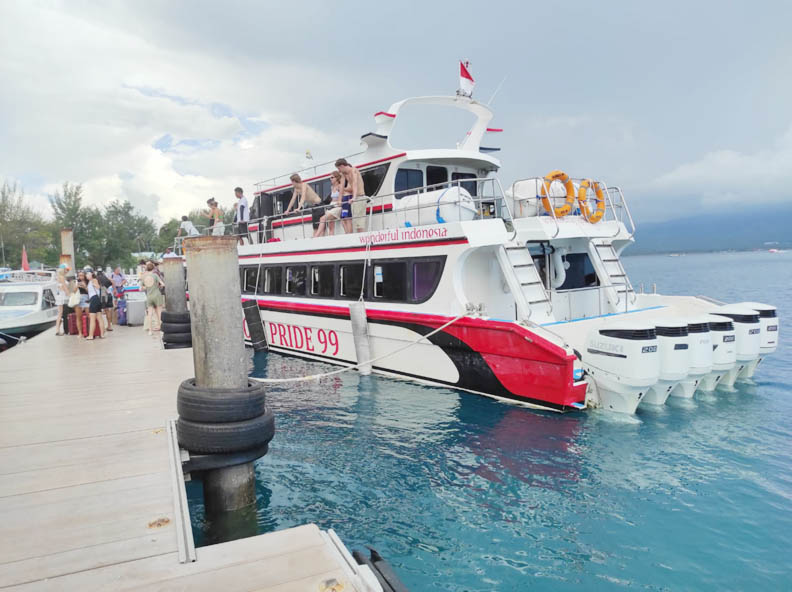 BERSANDAR: Salah satu kapal cepat dari Bali menurunkan wisatawan di Pelabuhan Gili Air, pekan lalu. (Foto: Ferial/Lombok Post)