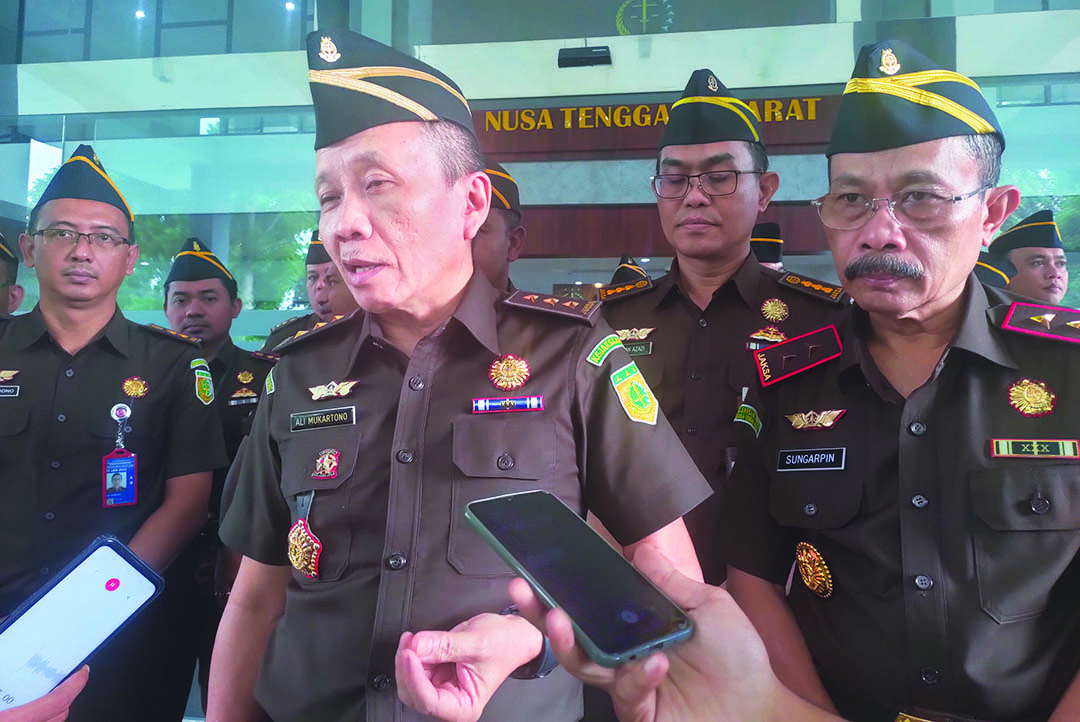 PENGAWASAN: Jamwas Kejagung Ali Mukartono (tengah) didampingi Kajati NTB Sungarpin (kanan) usai rapat tertutup di kantor Kejati NTB, Rabu (19/10).  (Foto: Harli/Lombok Post)