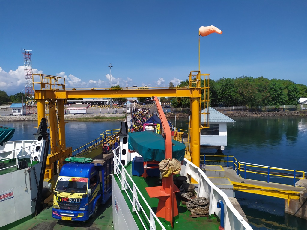 TARIF BARU: Sejumlah kendaraan masuk ke kapal ferry yang bersandar di Pelabuhan Kayangan, Lombok Timur, belum lama ini. (Didit/Lombok Post)