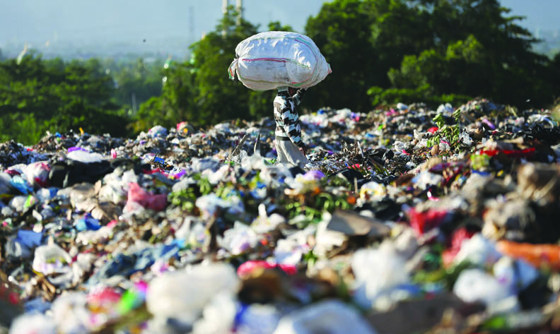 MENGGANGGU: Tumpukan sampah di TPA Regional Kebon Kongok. Banyak masyarakat yang tinggal cukup jauh mengeluhkan bau tak sedap dari TPA ini. (Foto: Dok/Lombok Post)