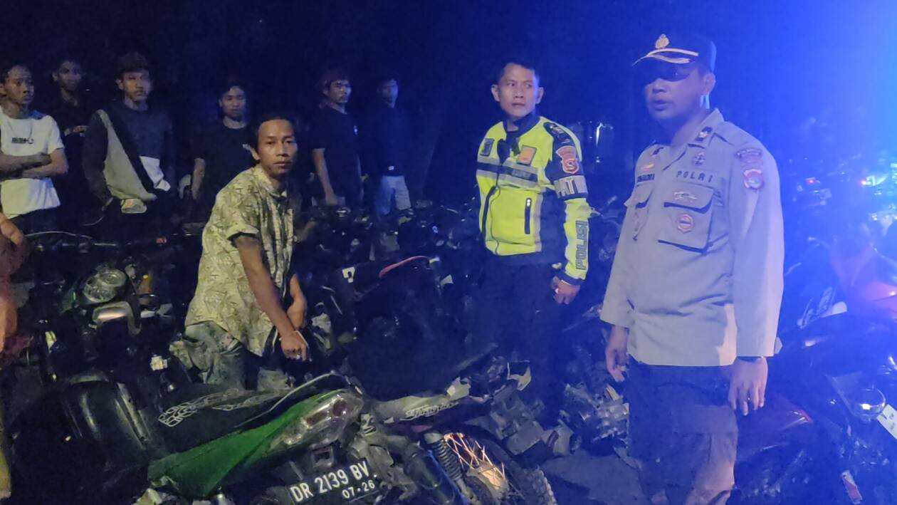 BERIKAN ARAHAN: Kabag Ops Polresta Mataram Kompol I Gede Sumadra Kerthiawan (kanan) memberikan pengarahan kepada para pelaku balap liar yang terjaring di Jalan Udayana, Minggu dini hari (2/10). (Foto: Harli/Lombok Post)