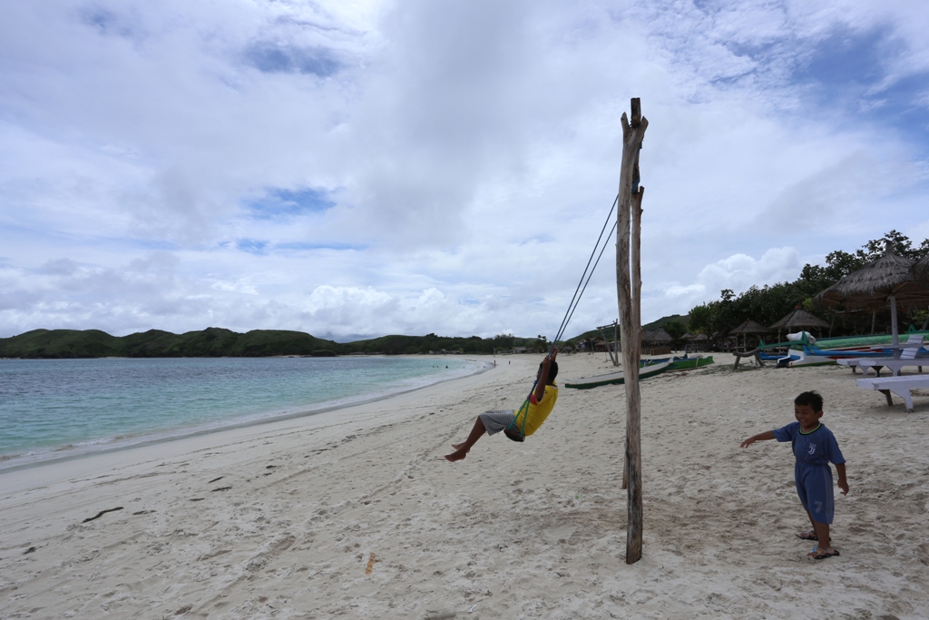 DESTINASI INDAH: Dua anak bermain di pantai di Kawasan Ekonomi Khusus Mandalika. Keindahan destinasi di Mandalika membuka konektivitas transportasi kapal cepat dari Bali. (Ivan/Lombok Post)