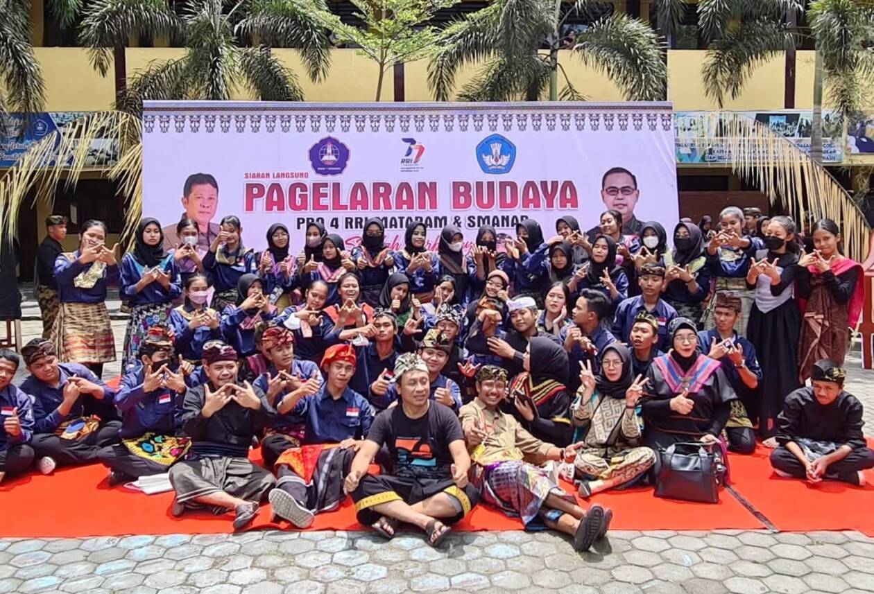 LESTARIKAN TRADISI: Para pengisi acara Pagelaran Budaya SMAN 1 Narmada, pertengahan September lalu. (SMAN 1 Narmada for Lombok Post)