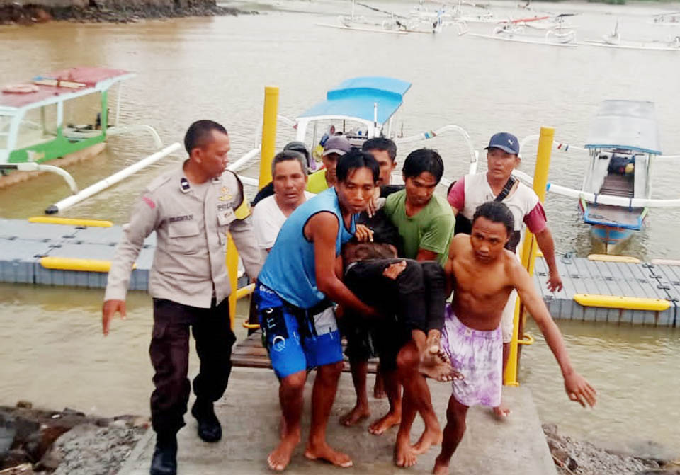 MENINGGAL: Pemancing yang meninggal setelah tersambar petir dievakuasi warga. (Foto: Istimewa)