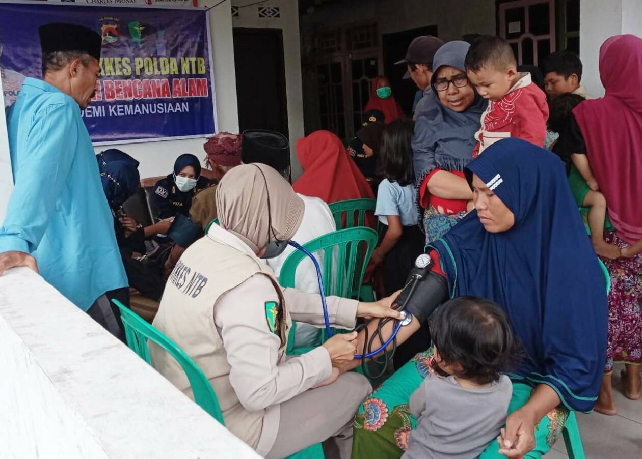 PENGECEKAN: Sejumlah warga Dusun Nunggal I, Desa Dakung, Kecamatan Praya Tengah saat mengantre pengecekan kesehatan, Rabu (26/10). Dedi/Lombok Post)