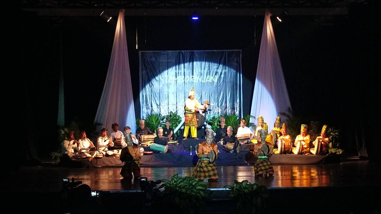 USAI TAMPIL: Sanggar dan Tim Taman Budaya NTB usai menampilkan Eksperimentasi Musik Tradisi Tamborinjani di Gedung Tertutup Taman Budaya NTB, Sabtu (29/10). (Nurul/Lombok Post)