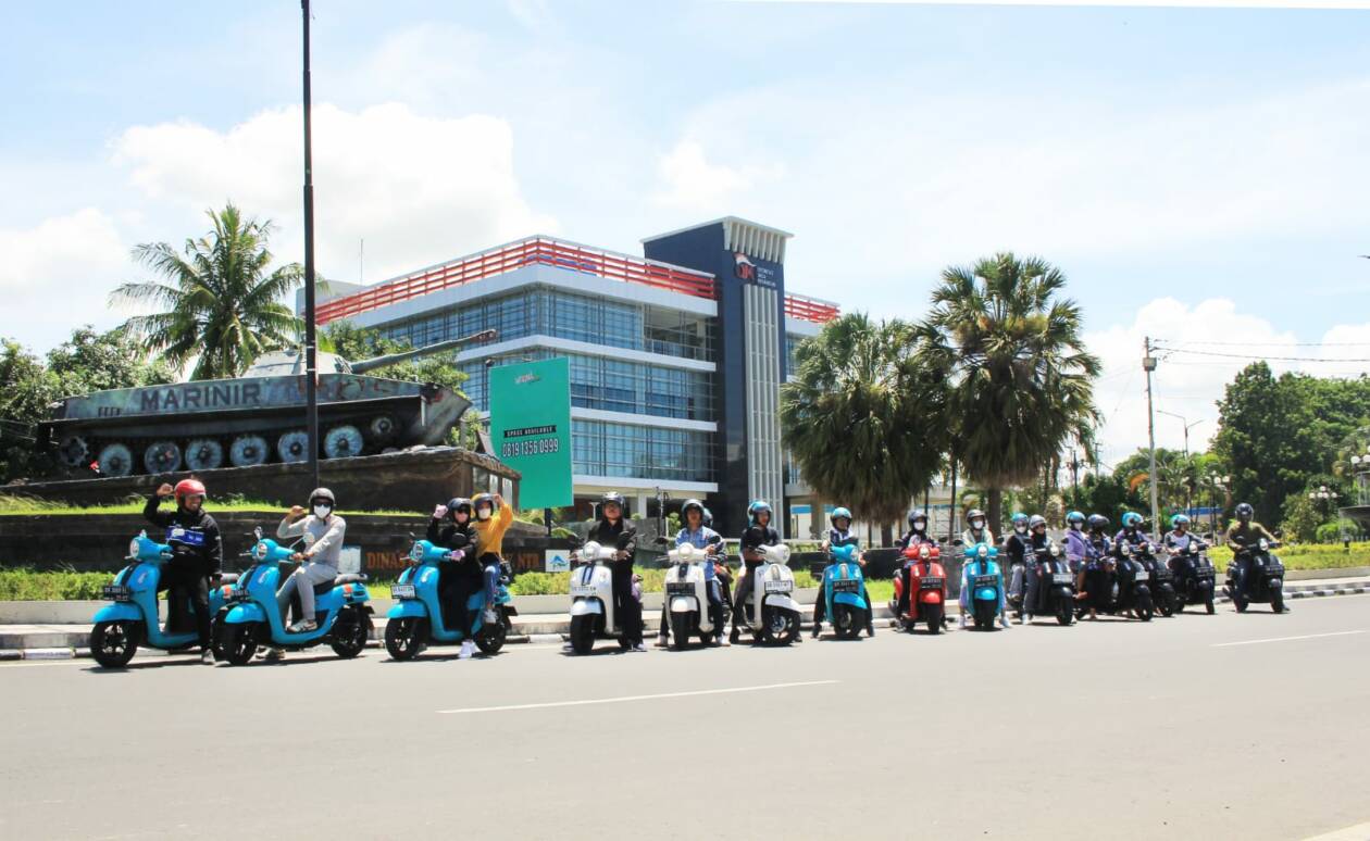 NAIK MOTOR: Para peserta touring yang terdiri dari konsumen Fazzio foto bersama di depan Tugu Maritim Mataram.