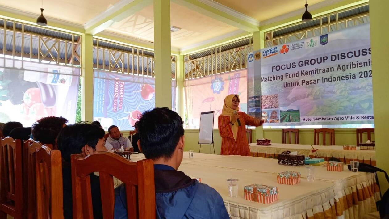 BERMANFAAT UNTUK PETANI: Pemateri Mathing Fund Unram menjelaskan berbagai hal yang berkaitan dengan tanaman kentang, dalam diskusi kelompok terfokus sekaligus pelatihan untuk para petani, di Sembalun Agro Villa, Sabtu (22/10). (Unram for Lombok Post)