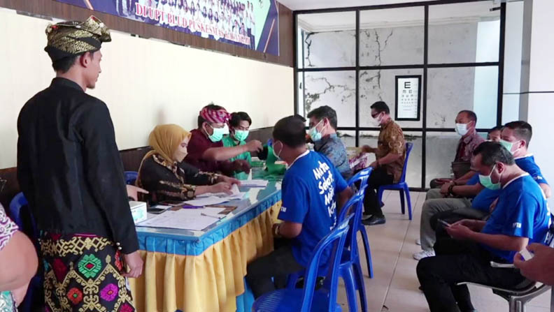 VISION CENTER: Sejumlah masyarakat KLU yang mendaftarkan diri untuk memeriksa kesehatan mata di Vision Center yang ada di Puskesmas Kayangan, Kamis (13/10) lalu. (Foto: Istimewa)