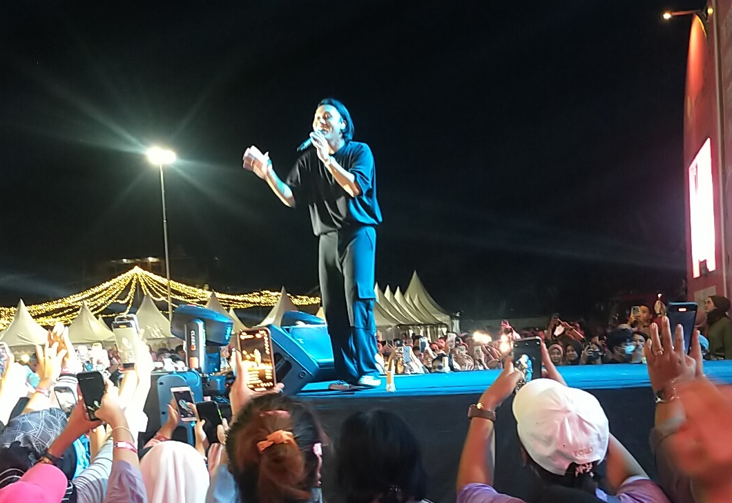 KONSER DI LEM: Salah satu event konser Rizky Febian saat kegiatan Lombok Food Festival di Parkir Timur LEM, bulan lalu. (NURUL/LOMBOK POST)