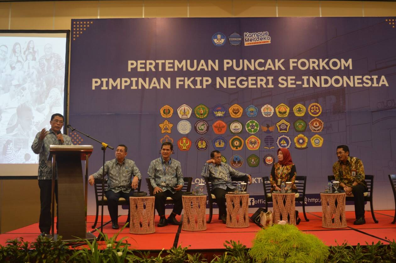 Dekan FKIP Unram Prof A. Wahab Jufri memberi sambutan sebelum diskusi dan persidangan dimulai, Jumat (28/10).