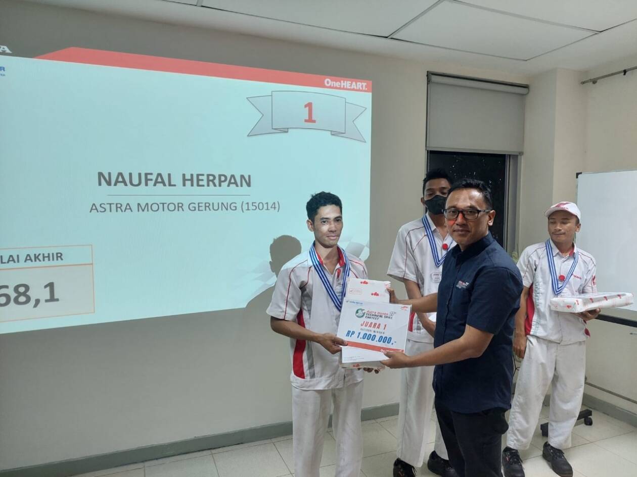 BERI APRESIASI: Penyerahan hadiah kontes mekanik Astra.(HONDA FOR LOMBOK POST)