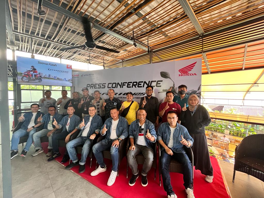 SATU HATI: Manajemen Astra Motor NTB bersama para jurnalis saat peluncuran New Honda Vario 125, pekan lalu.(HONDA FOR LOMBOK POST)