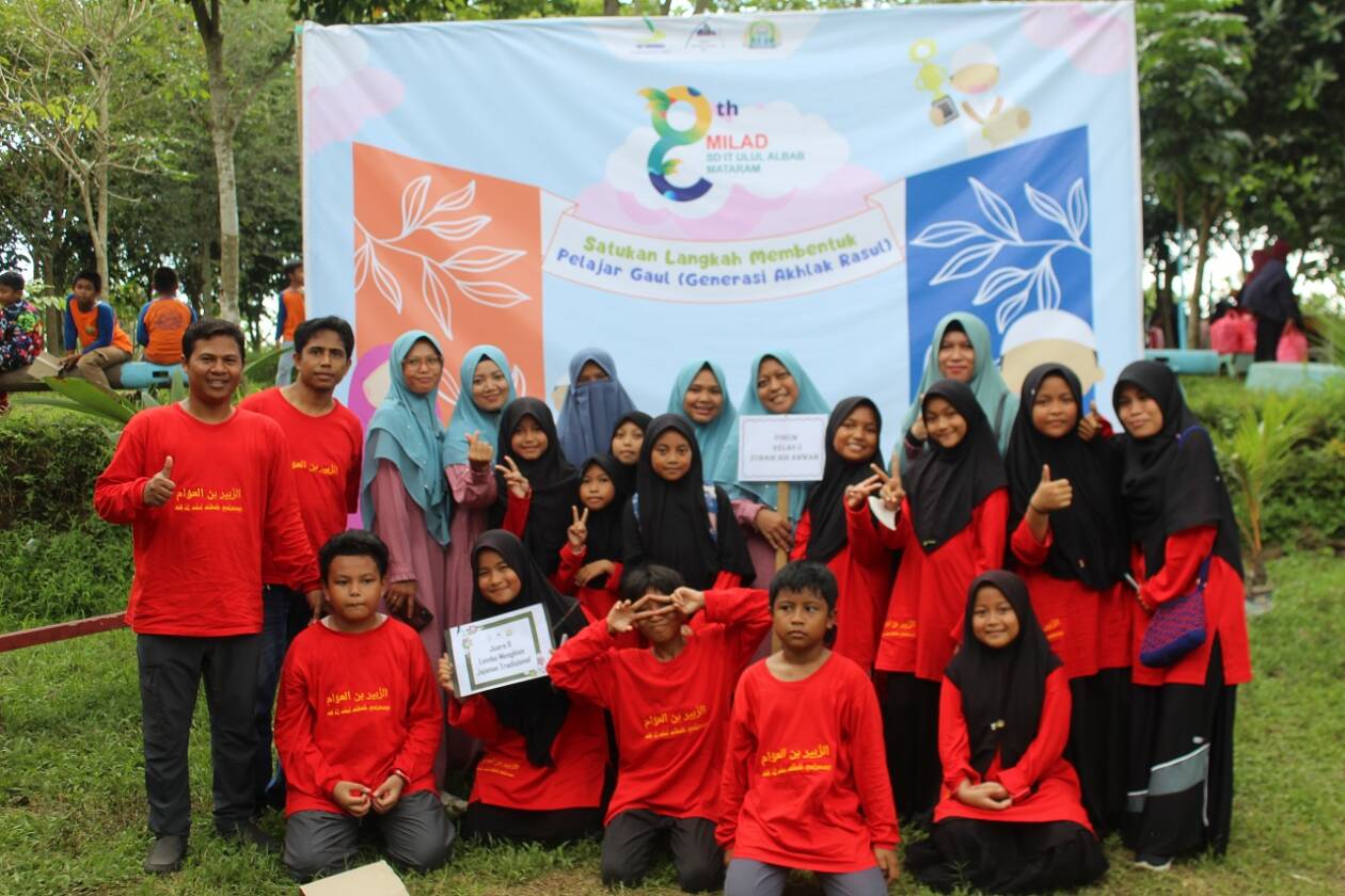 DIRAYAKAN SEDERHANA: Puncak Milad SDIT Ulul Albab Mataram ke-8 dihadiri para wali murid dan guru, Sabtu (22/10/2022). Milad ke-8, SDIT Ulul Albab Gelar