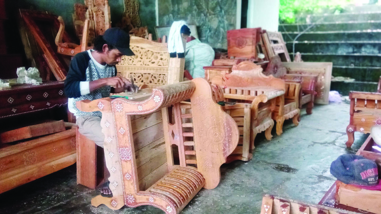 MENGGELIAT KEMBALI: Salah satu perajin cukli di Lingkungan Rungkang Jangkuk Kelurahan Sayang-sayang saat membuat pesanan salah satu pelanggan, kemarin (19/10). (TONI/LOMBOK POST)