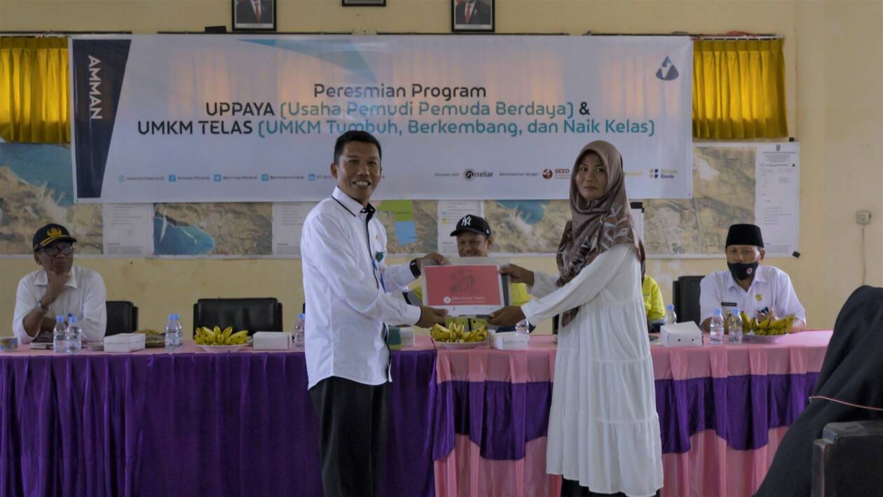 Kepala Bidang UMKM Dinas Koperasi, Perindustrian dan Perdagangan KSB Apriadi, SE secara simbolis membuka program inkubasi UMKM dengan menyerahkan materi pelatihan terhadap salah satu peserta .(IST/Lombok Post)