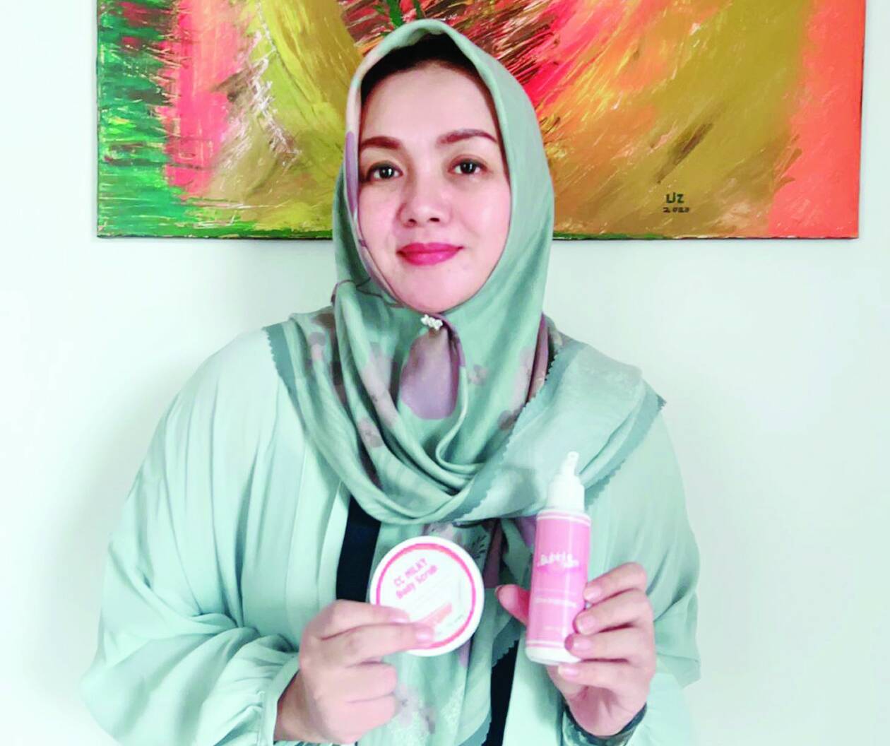 PRODUK LOKAL: Lisa Yuniar, Direktur CV Puteri Rinjani menunjukkan body lotion dengan brand PRJ (Puteri Rinjani) yang diproduksinya, kemarin.( IST/LOMBOK POST