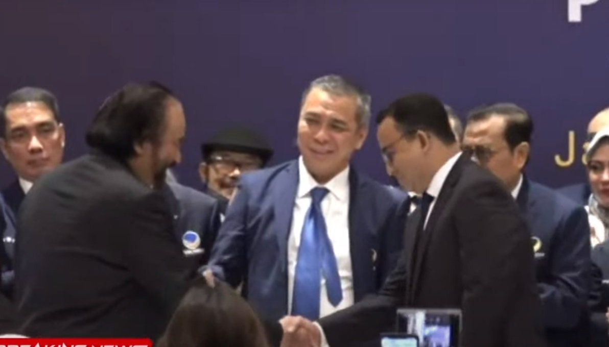 Surya Paloh menjabat tangan Anies Baswedan usai mengumumkan capres 2024. (Foto: Istimewa)
