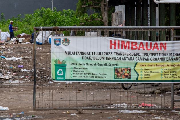 AKAN DITUTUP: Seorang pemulung mencari sampah plastik di TPST Sandubaya di Jalan Sandubaya, kemarin. TPST ini rencananya akan ditutup dan akan dibangun baru di Kelurahan Mandalika, Kecamatan Sandubaya.( IVAN/LOMBOK POST)