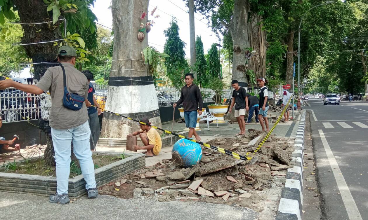 DITATA: Pedestrian di Jalan Pejanggik Kota Mataram dipercantik menjelang perhelatan World Superbike Mandalika.( TONI/LOMBOK POST)