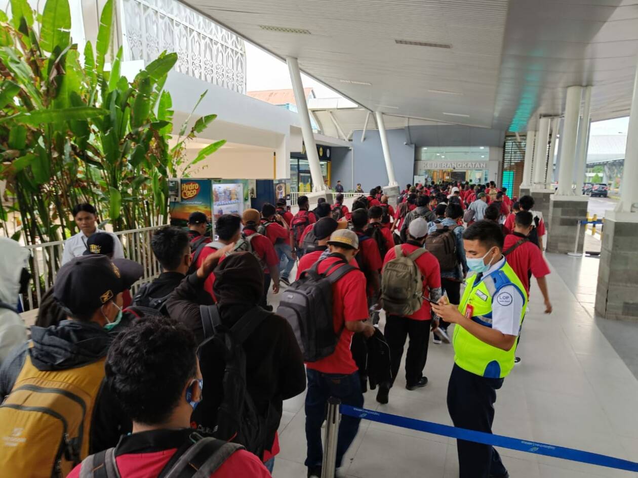 SEMANGAT KERJA: Ratusan PMI asal Lombok diberangkatkan ke Malaysia di Bandara Internasional Lombok (BIL), Kamis (20/10). (Zad/Lombok Post)