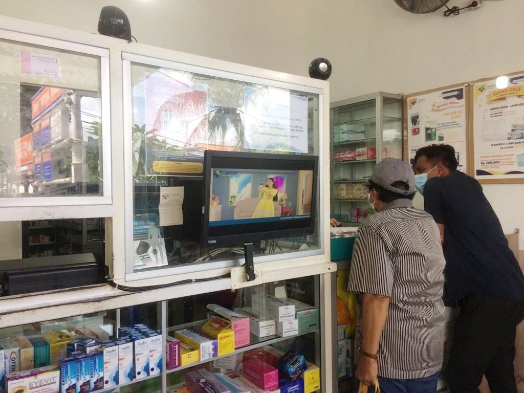 TURUN OMSET: Pengunjung membeli sejumlah obat disalah satu apotek di Kota Mataram, Selasa (25/10/2022). (Dewi/Lombok Post)