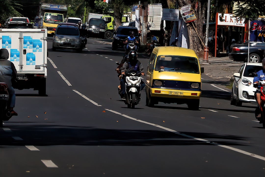 TETAP BEROPERASI: Salah satu bemo kuning melintas di jalan raya Kota Mataram, belum lama ini. Meski tarif angkutan naik akibat kenaikan harga BBM, minat penumpang gunakan angkutan umum masih normal. (Ivan/Lombok Post)