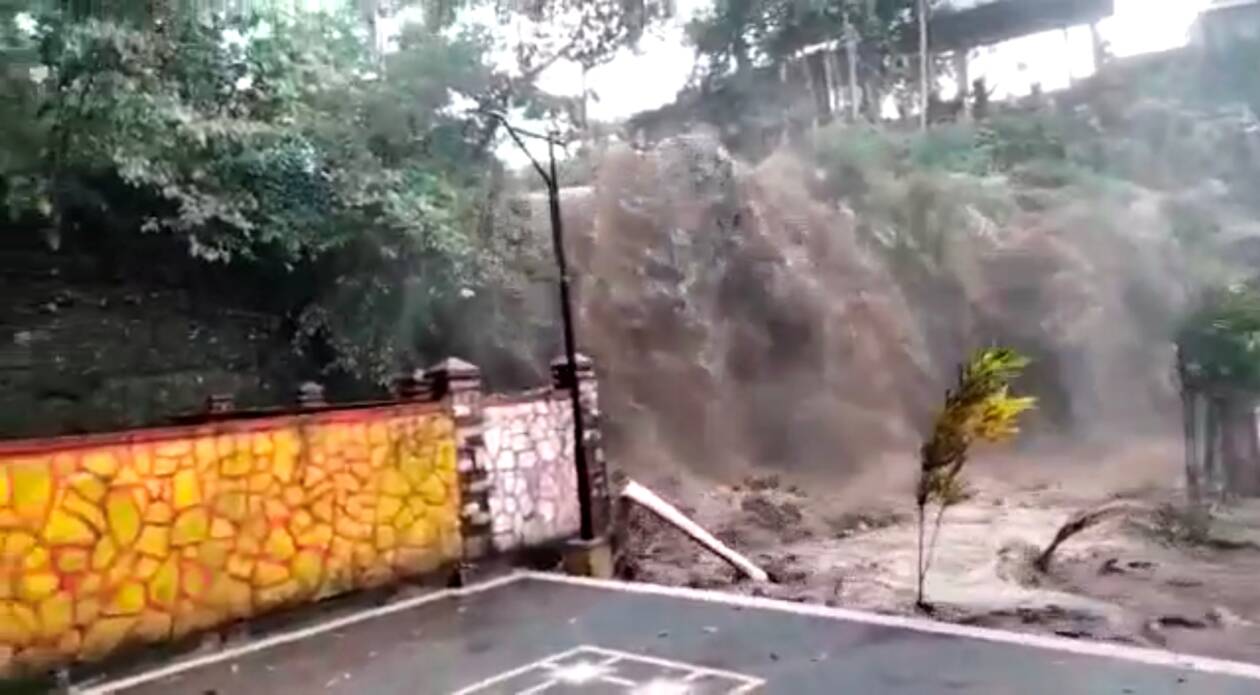 DILANDA BANJIR: Tampak banjir yang melanda objek wisata Otak Kokoq Joben di Desa Pesanggrahan, Kecamatan Montong Gading, Lombok Timur, Jumat (7/10) sore. (Tangkapan layar video yang viral)