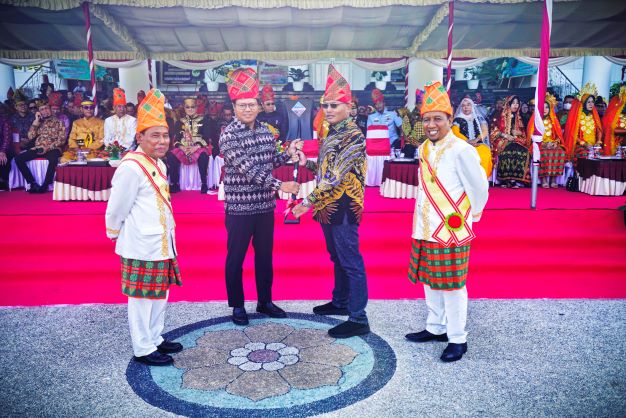 Disaksikan oleh Bupati KSB Dr. Ir. H. W. Musyafirin, MM, Presiden Direktur AMMAN Rachmat Makkasau menyerahkan alat kerja, tanda dimulainya proses pekerjaan bandara, kepada Senior Vice President Operasi Gedung PT PP Andek Prabowo.