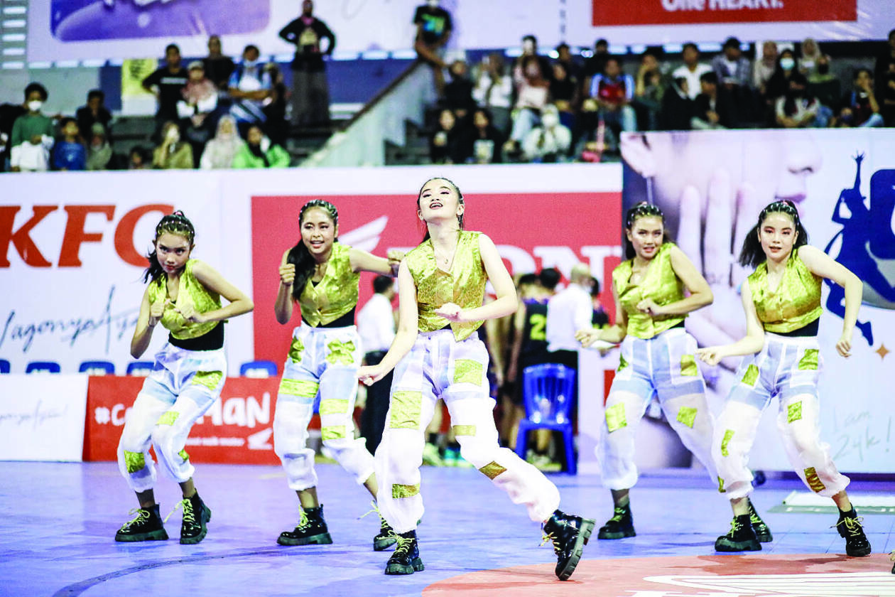TAMPIL MAKSIMAL: Tim dance The Smakerz Revolution  tampil maksimal dalam UBS Gold Dance Competition 2022, kemarin (9/11).(DBL INDONESIA FOR LOMBOK POST)