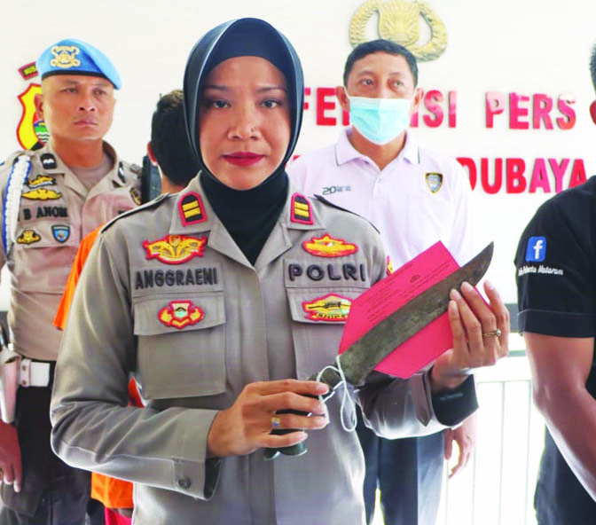 INI YANG DIPAKAI: Wakapolsek Sandubaya Iptu Erny Anggraeni  menunjukkan pisau yang digunakan MP menusuk kakak kandungnya, Selasa (29/11). (Harli/Lombok Post)