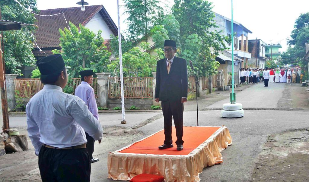 HARI PAHLAWAN: Kepala Lingkungan Bermi H Baihaqi memimpin upacara peringatan Hari Pahlawan di Lingkungan Bermi, Kelurahan Pancor, Kecamatan Selong, Kamis (10/11). (Fatih/Lombok Post)