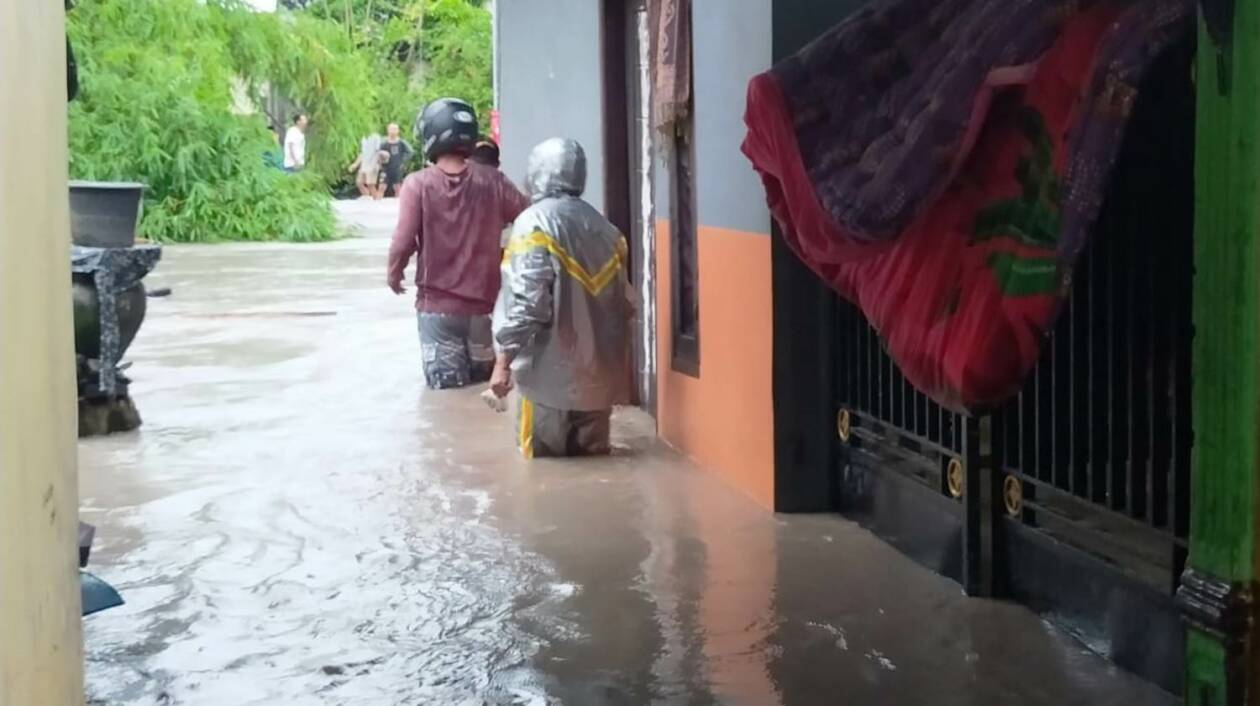 BANJIR: Banjir yang terjadi di Desa Beleka, Kecamatan Praya Timur, Loteng, Sabtu (26/11). (Dedi/Lombok Post)