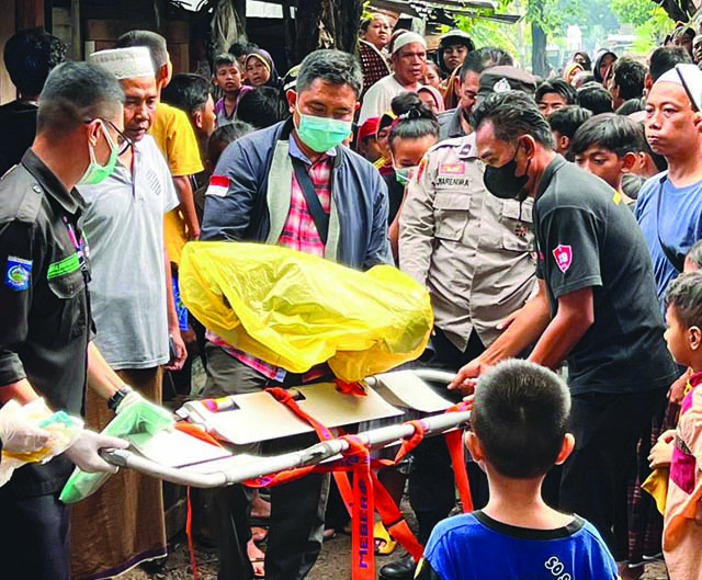 EVAKUASI: Tim medis mengevakuasi mayat bayi yang ditemukan di kali Lingkungan Karang Pande, Kelurahan Abian Tubuh Baru, Kecamatan Sandubaya, Kota Mataram, Sabtu (5/10). (Harli/Lombok Post)
