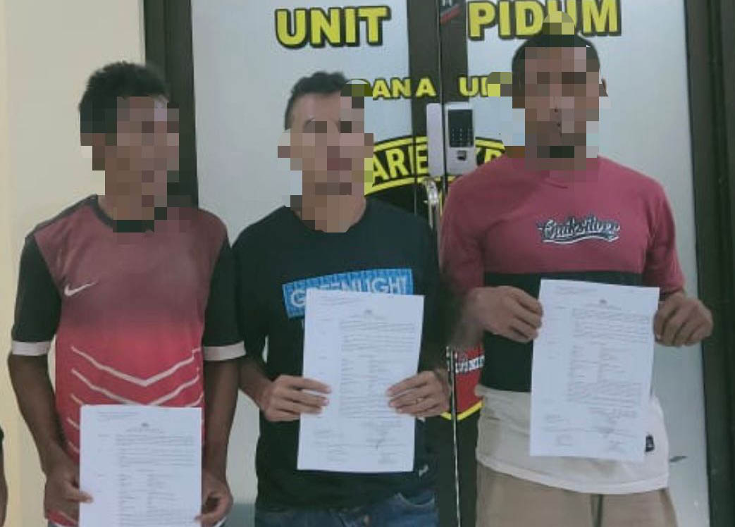 Tiga tersangka pemblokiran jalan jurusan Ambalawi-Wera, Bima, ditahan di Polres Bima Kota. (Istimewa)
