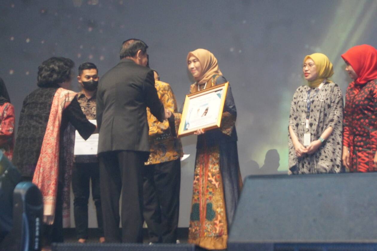 MEMBANGGAKAN: Direktur RSUD Kota Mataram Hj Eka Nurhayati saat menerima penghargaan Platinum Award dalam ajang Indonesia Healthcare Innovation Award VI 2022 yang berlangsung di Jakarta Theater pekan lalu.( TONI/LOMBOK POST)