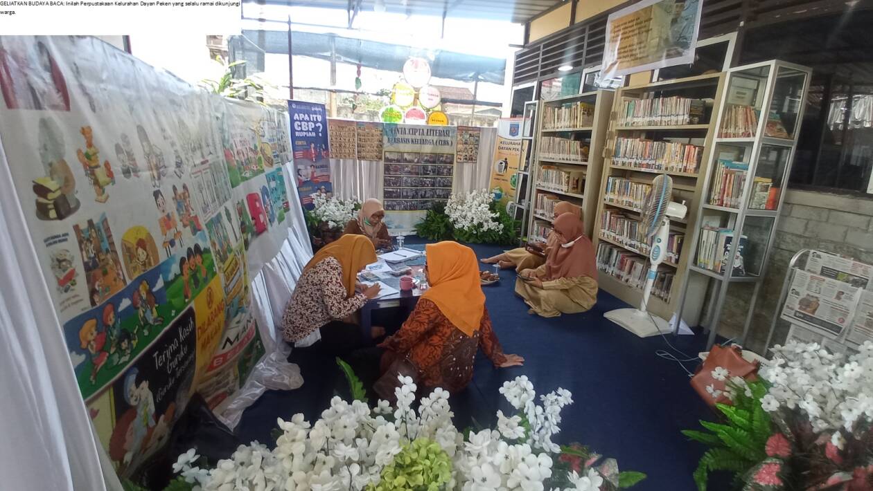 GELIATKAN BUDAYA BACA: Inilah Perpustakaan Kelurahan Dayan Peken yang selalu ramai dikunjungi warga.( TONI/LOMBOK POST)