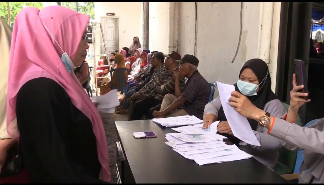 CAIR: Masyarakat mengantre untuk mencairkan BLT BBM pada penyaluran tahap pertama di Kota Mataram, belum lama ini. (Didit/Lombok Post)