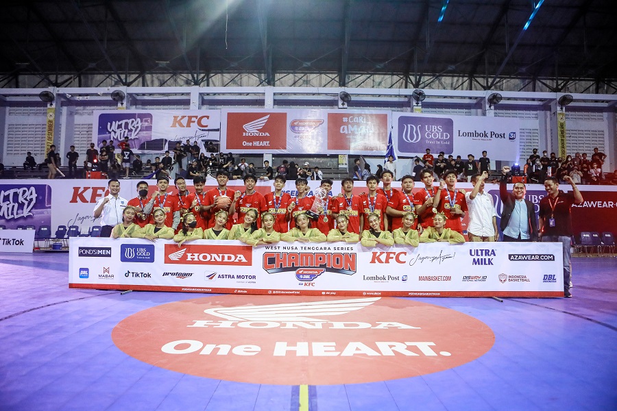 Tim Basket putra SMAN 2 Mataram bersama tim dance merayakan gelar champions Honda DBL with KFC West Nusa Tenggara  Series 2022.