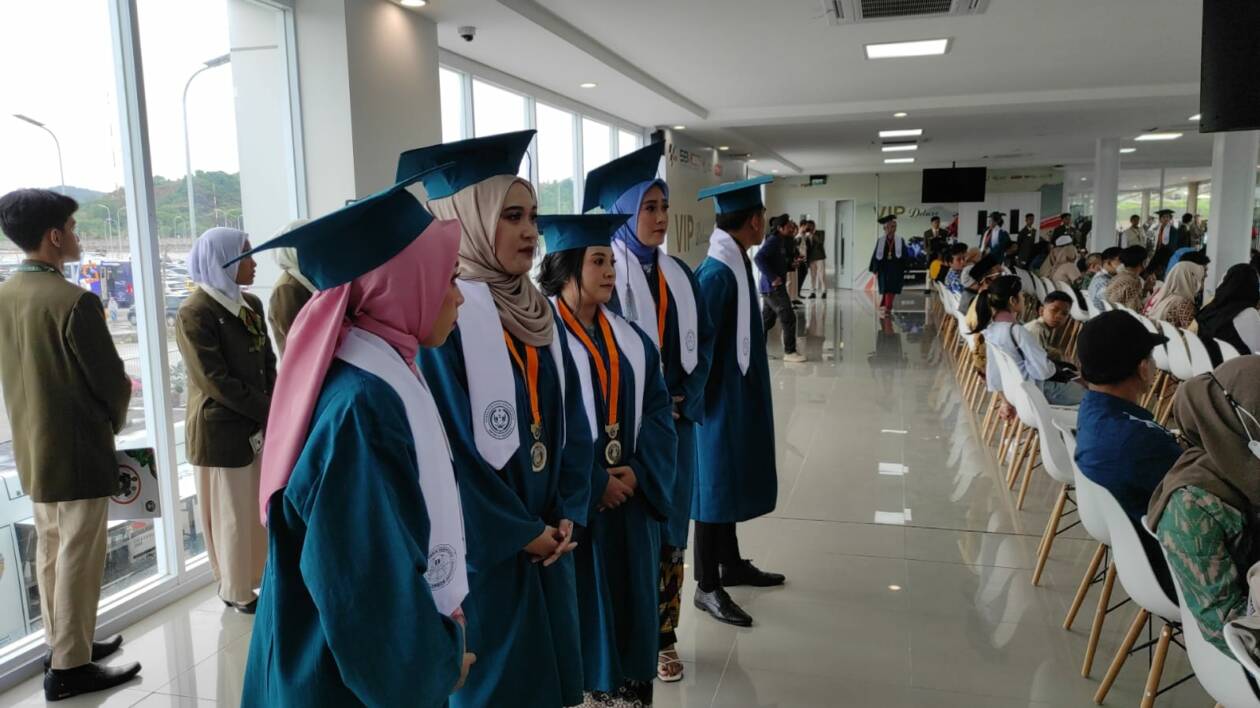 DIWISUDA: Para mahasiswa Poltekpar Lombok saat bersiap memasuki  ruang wisuda di area sirkuit Mandalika, Jumat (18/11). (Dedi/Lombok Post)