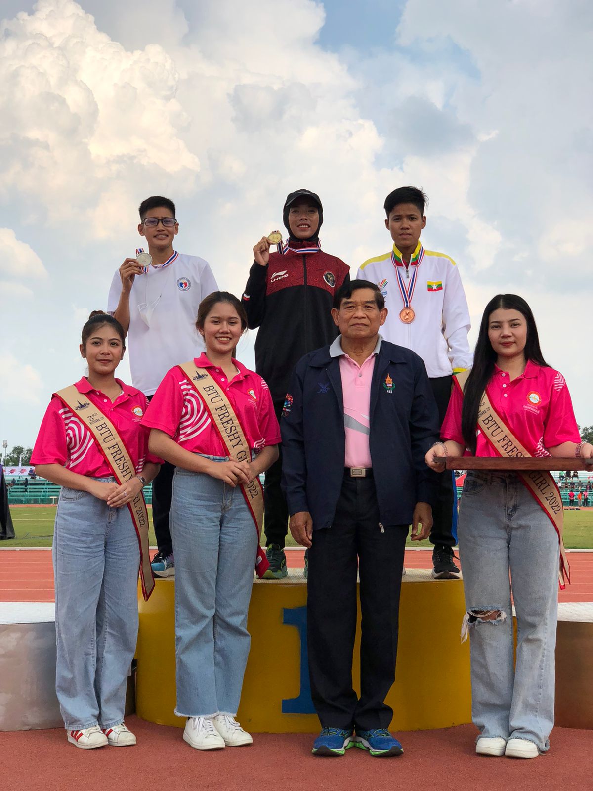 EMAS: Atlet atletik putri NTB Dian Ekayanti (tengah) meraih medali emas d Thailand Open Track and Field Championship 2022, kemarin (29/11).(DOK PRIBADI DIAN)