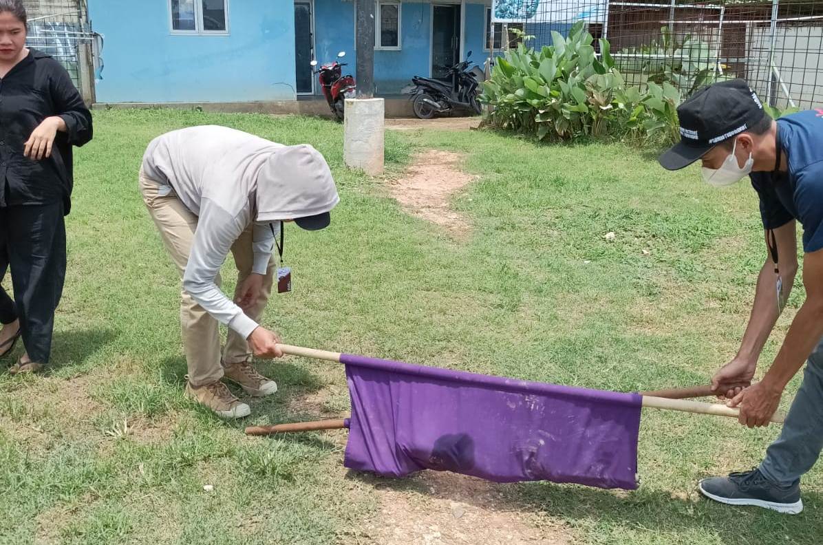 AMANKAN BALAPAN: BKSDA NTB bersama Lombok Animal Rescue melakukan evakuasi anjing liar yang telah dibius saat balapan WSBK, Minggu (15/11). (BKSDA NTB untuk Lombok Post)