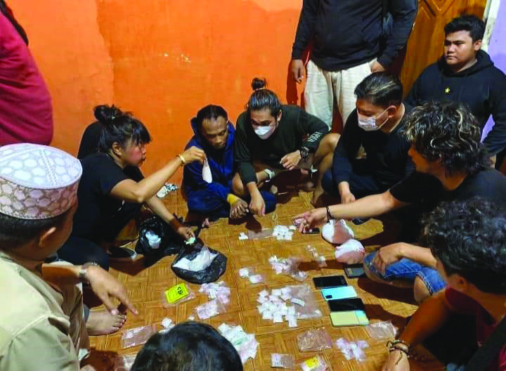 PENGGELEDAHAN: Tim Satresnarkoba Polres Bima Kota menyita sabu 1 kg lebih di rumah ASN berinisial MI alias Gembel di Kelurahan Penatoi, Kecamatan Mpunda, Kota Bima, Minggu (13/11). (Istimewa)