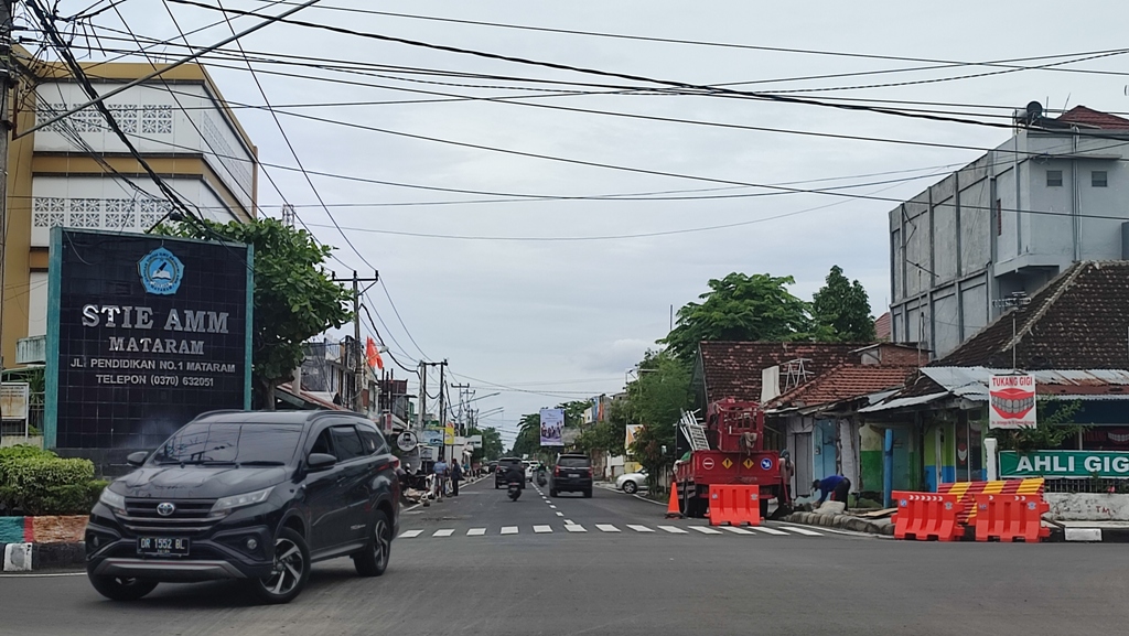 MASIH DIKERJAKAN: Proyek pada Perda Percepatan Jalan pada ruas Jalan Pendidikan, Kota Mataram masih dikerjakan rekanan, Jumat (18/11). (Didit/Lombok Post)