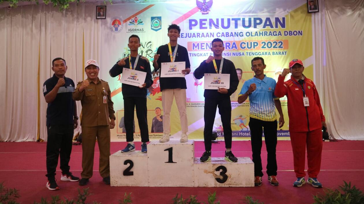 PARA JUARA: Kepala Dispora NTB Tri Budiprayitno (dua dari kiri) bersama para juara cabor atletik usai pemberian medali, Senin (28/11).(PUJO/LOMBOK POST)