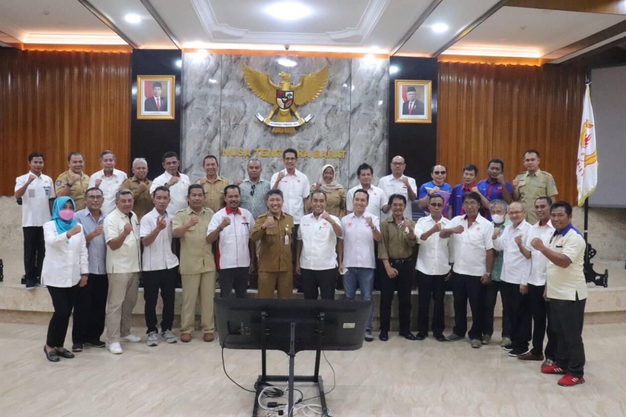 RAKOR: KONI NTB bersama Dispora NTB dan KONI kabupaten/kota usai menjalani rapat koordinasi pembahasan Porprov NTB XI/2023, kemarin (21/11).(KONI NTB FOR LOMBOK POST)