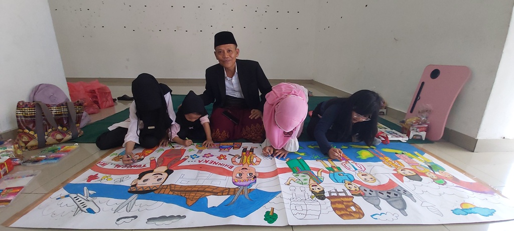 CEK LUKISAN PESERTA: Kepala Taman Budaya NTB Lalu Manan (tengah) saat mengecek langsung hasil lukisan dan gambar peserta olah seni kelas seni rupa di lobi gedung tertutup Taman Budaya NTB, Minggu (20/11). (Nurul/Lombok Post)