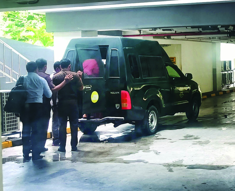 PEMERIKSAAN: Jaksa mengawal tersangka korupsi dana KUR BNI Amirudin yang sudah naik ke mobil tahanan jaksa usai pemeriksaan, Senin (14/11). (Harli/Lombok Post)
