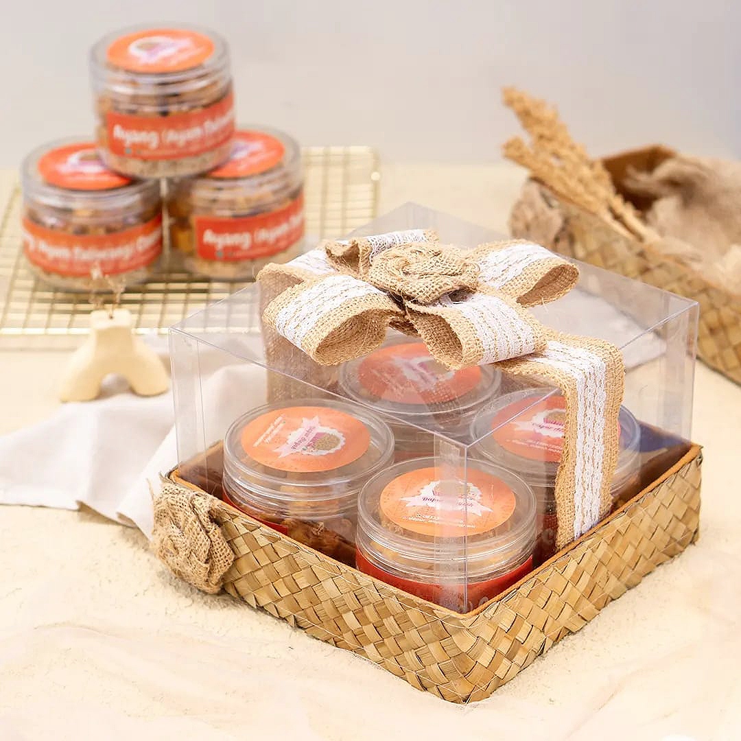 JUARA: Ayam Taliwang Cookies buatan Muznah Albaar berhasil menjadi juara Mondelez Internasional Snacking Made Right.( IST/LOMBOK POST)