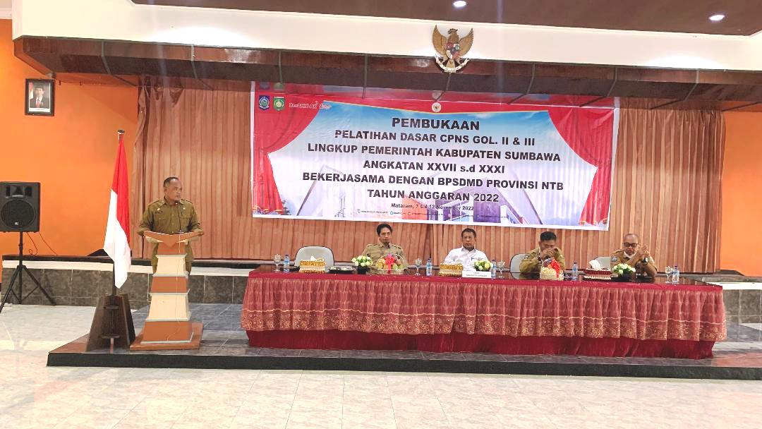 BUKA LATSAR: Kepala BKPSDM Sumbawa Tata Koestara (kiri) memberikan sambutan pada pembukaan Latsar CPNS di kantor BPSDMD NTB. (Abet/Lombok Post)